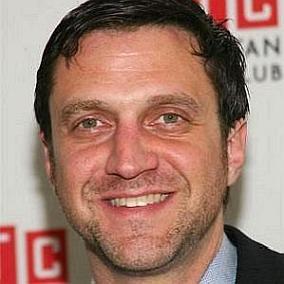 facts on Raul Esparza