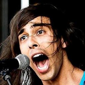 facts on Vic Fuentes