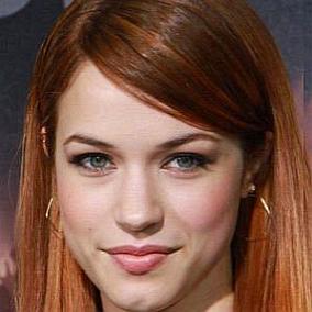 facts on Alexis Knapp