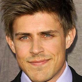 Chris Lowell facts