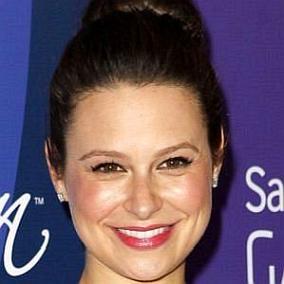 Katie Lowes facts