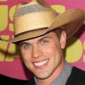 facts on Dustin Lynch