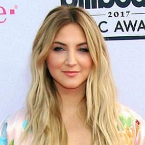 facts on Julia Michaels
