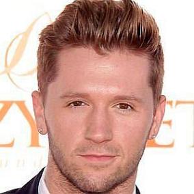 facts on Travis Wall